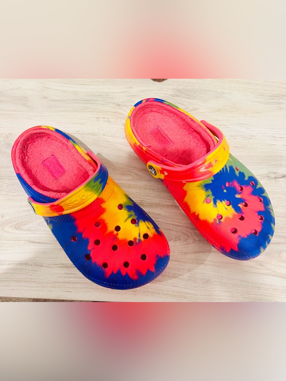 CROCS Classic Lined Tie-Dye Slip-On Clogs in Blue, Yellow, Red Pink Fleece W-7